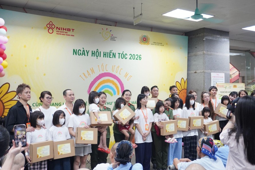 50 bộ tóc được trao tận tay đến các bệnh nhân ung thư ngay tại ngày hội