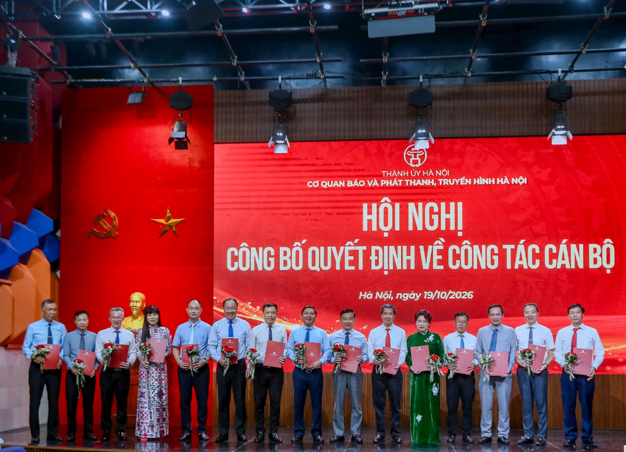 Các đồng chí trong Hội đồng Biên tập xuất bản Cơ quan Báo và Phát thanh, Truyền hình Hà Nội theo mô hình tổ chức mới. Ảnh: Huy Khánh.