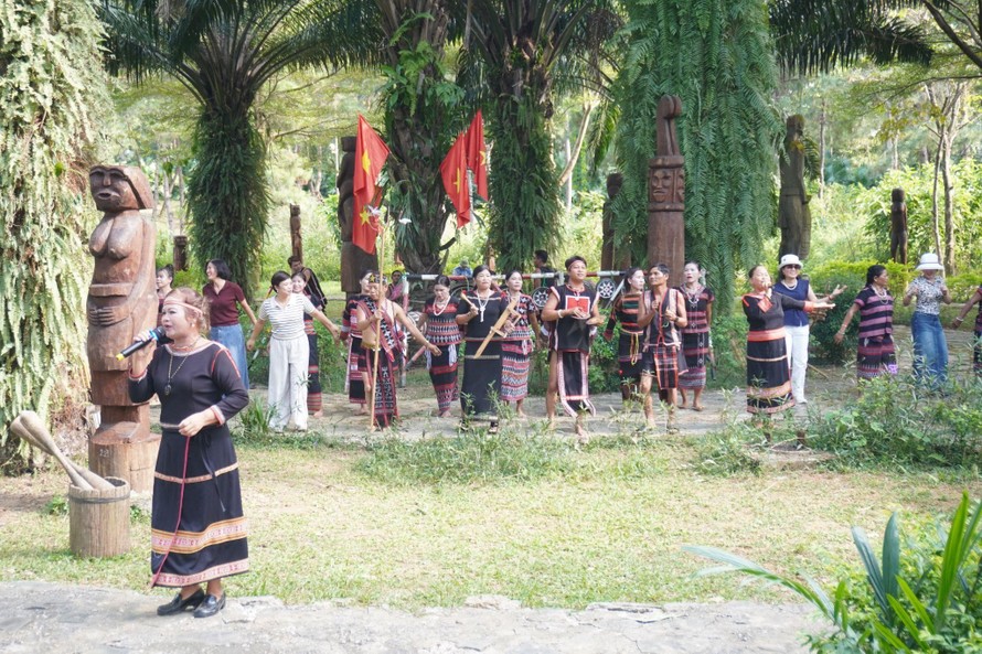 Đồng bào Tây Nguyên trình diễn dân ca, dân vũ tại không gian Vườn tượng Tây Nguyên 