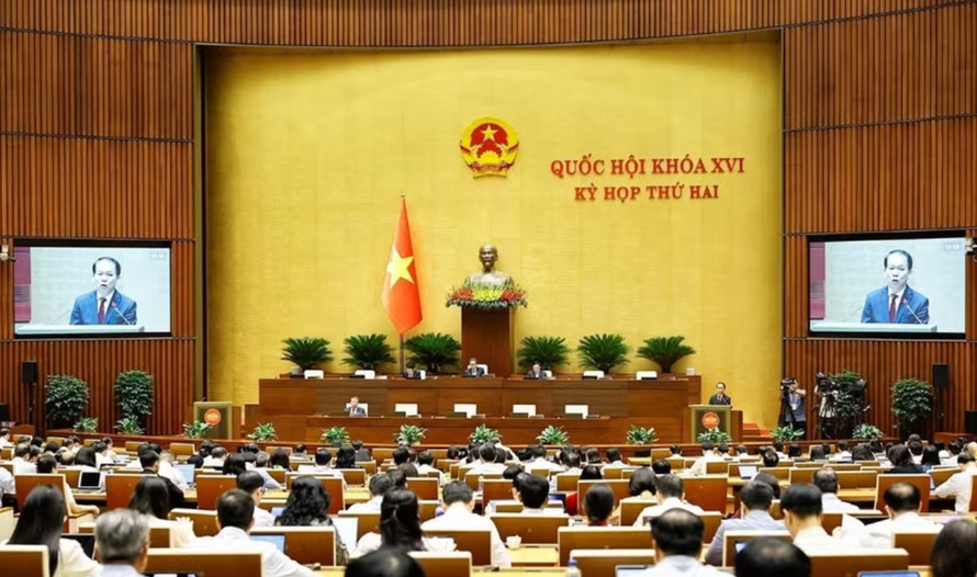 Bộ trưởng Bộ Tư pháp Hoàng Thanh Tùng, thừa ủy quyền của Thủ tướng Chính phủ trình bày Tờ trình về dự án Luật Đất đai (sửa đổi).