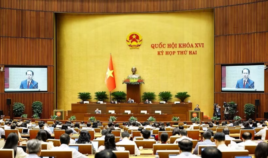 Bộ trưởng Bộ Tư pháp Hoàng Thanh Tùng, thừa ủy quyền của Thủ tướng Chính phủ trình bày Tờ trình về dự án Luật Đất đai (sửa đổi)