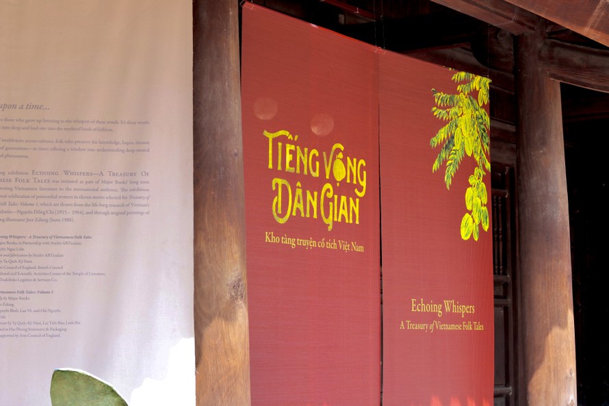 Sắc đỏ rực rỡ của “Tiếng vọng dân gian” nổi bật giữa không gian di tích.