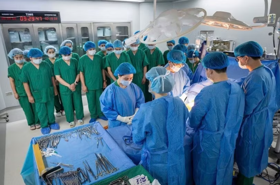 Các bác sỹ Bệnh viện Đa khoa Xanh Pôn thực hiện thành công ca lấy-ghép đa tạng từ một người hiến chết não.