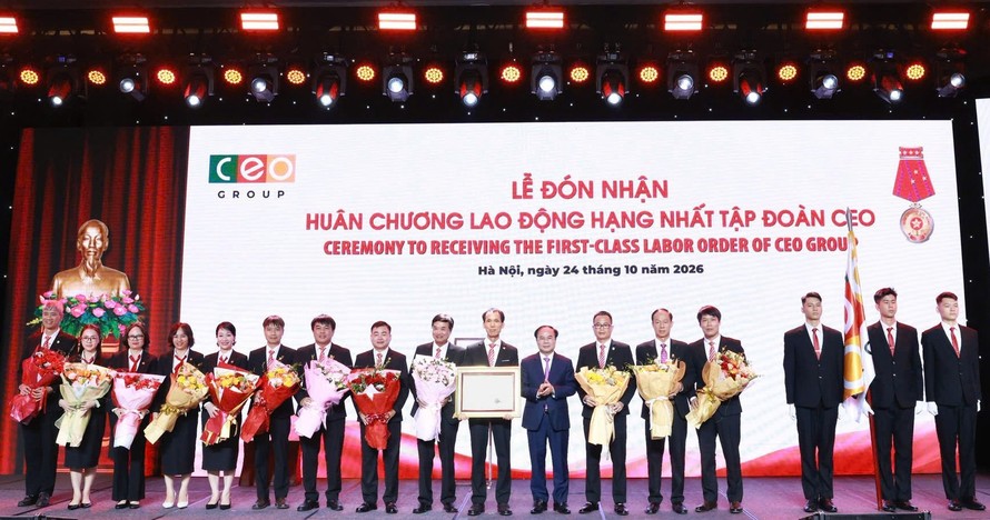 Lãnh đạo Tập đoàn CEO đón nhận Huân chương Lao động hạng Nhất. 