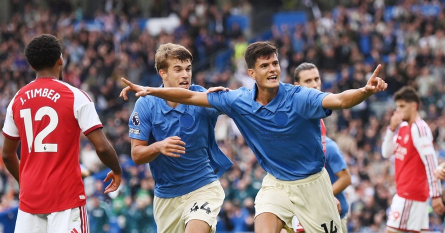 Cảm xúc vỡ òa của các cầu thủ Brighton khi gieo sầu cho nhà ĐKVĐ Arsenal.