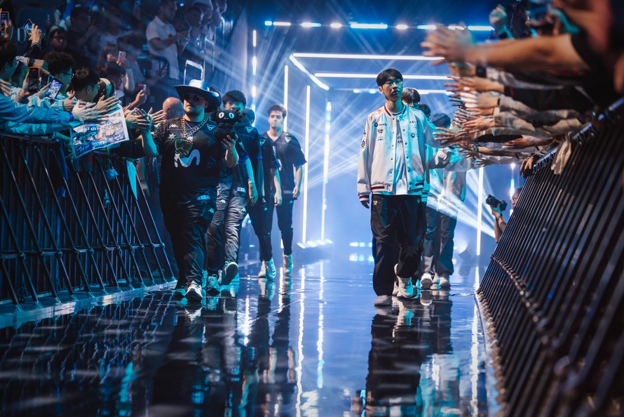 Đội hình T1 trước thềm trận đấu quan trọng với đại diện châu Âu MKOI. Ảnh: LoL Esports Photos