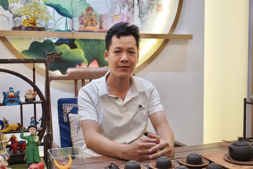 Anh Đặng Văn Hậu - người nghệ nhân trẻ mang khát vọng gìn giữ và phát triển tò he truyền thống trong đời sống đương đại.