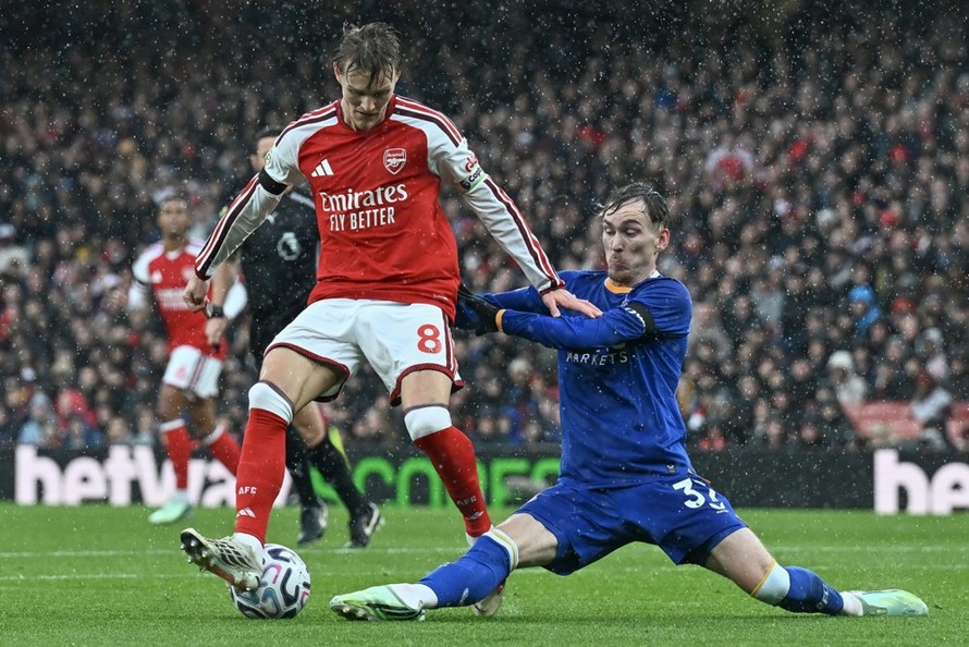 Martin Odegaard thi đấu năng nổ trong trận gặp Everton. Ảnh: Epa Images