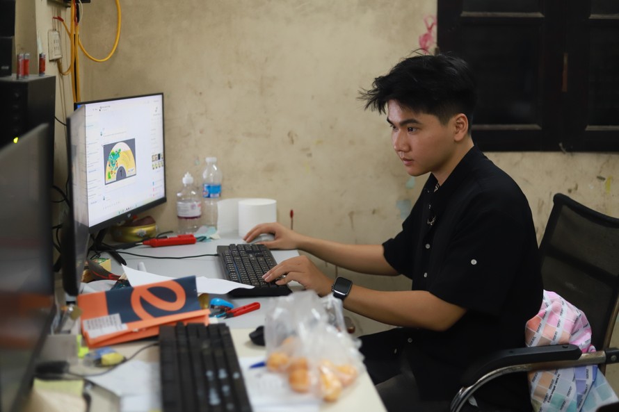 Anh Long ứng dụng tư duy kinh doanh và công nghệ hiện đại nhằm tìm hướng phát triển mới cho sản phẩm quạt truyền thống. Ảnh: Anh Thư