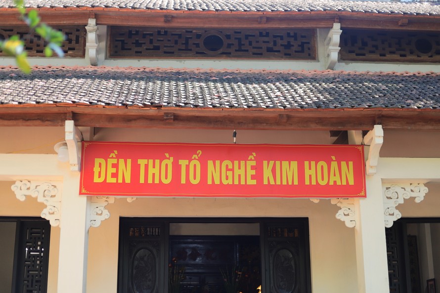 Xưởng đậu bạc của gia đình anh Quách Phan Tuấn Anh nằm bên trong đền thờ tổ nghề kim hoàn, thuộc khuôn viên đình làng Định Công. Ảnh: Anh Thư