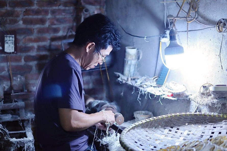 Ông Bình dành sự tỉ mỉ, tâm huyết cho từng sản phẩm làm ra. Ảnh: Phương Linh