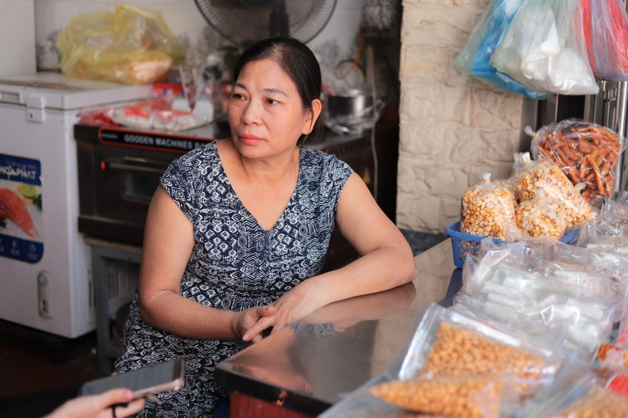 Bà Hương bên sạp kẹo nhỏ của gia đình. Ảnh: Phương Linh 