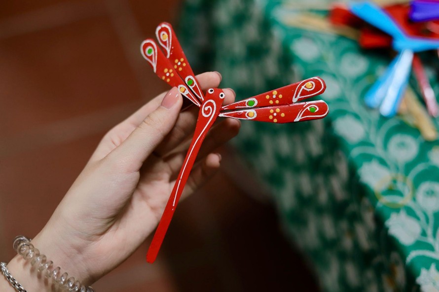 Sản phẩm thủ công hoàn thiện với màu sắc và hình vẽ bắt mắt. Ảnh: Anh Thư