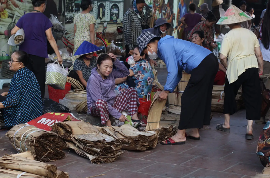 Khung cảnh mua bán tại chợ phiên làng Chuông
