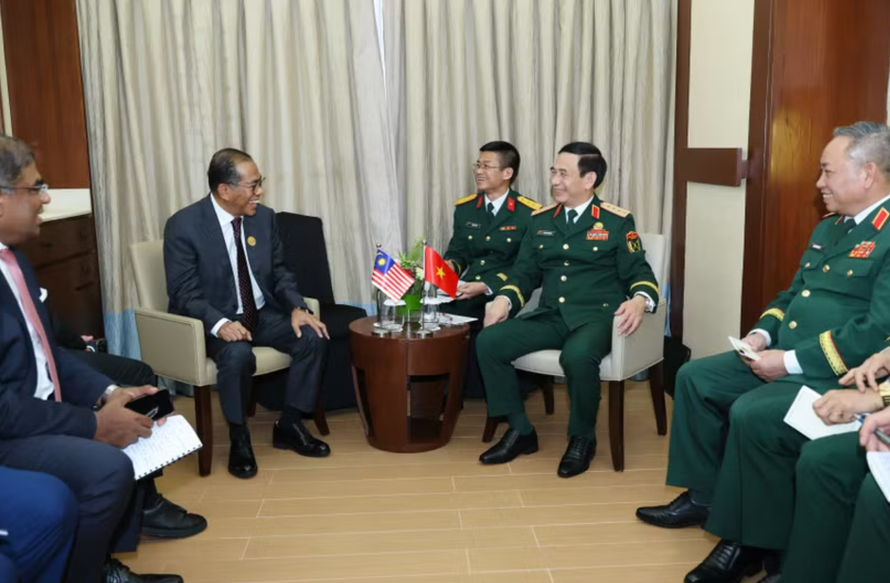 Đại tướng Phan Văn Giang gặp song phương Bộ trưởng Quốc phòng Malaysia Dato' Seri Mohamed Khaled bin Nordin. 