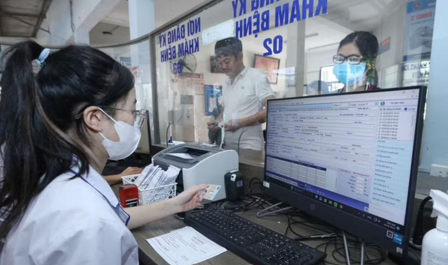 Bộ Y tế chủ trì, phối hợp với Bộ Công an hoàn thành việc tích hợp sổ sức khỏe điện tử trên hệ thống VNeID cho 100% người dân trước ngày 30/6/2027 để người dân khi đi khám bệnh chỉ cần mang theo Căn cước công dân, không phải mang sổ giấy hay làm lại các xét nghiệm không cần thiết.