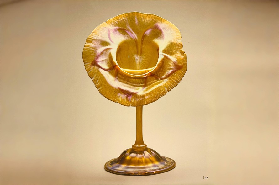 Bình hoa với thiết kế độc đáo. Ảnh: Tiffany Favrile Glass and the Quest of Beauty