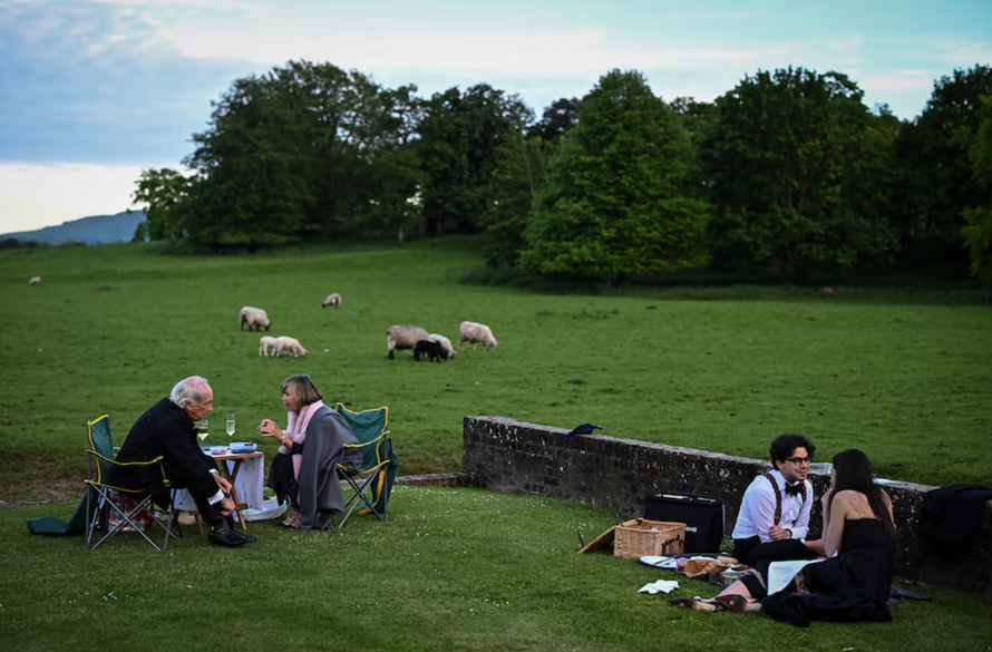 Hòa mình vào âm nhạc cùng đàn cừu tại Lễ hội Opera Glyndebourne. Ảnh: Reuters