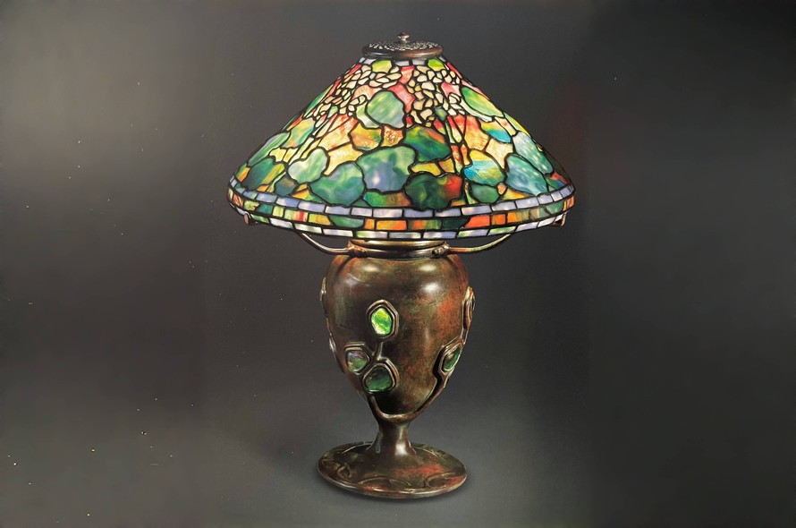 Chân đèn bằng đồng hình chậu phong lữ. Ảnh: The Lamps of Louis Comfort Tiffany
