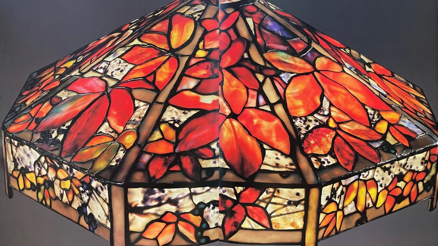 Vẻ đẹp mùa thu trên chao đèn kính màu Tiffany. Ảnh: The Lamps of Louis Comfort Tiffany