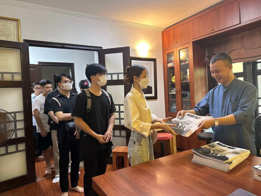 Đông đảo bạn đọc đến tòa soạn nhận báo.