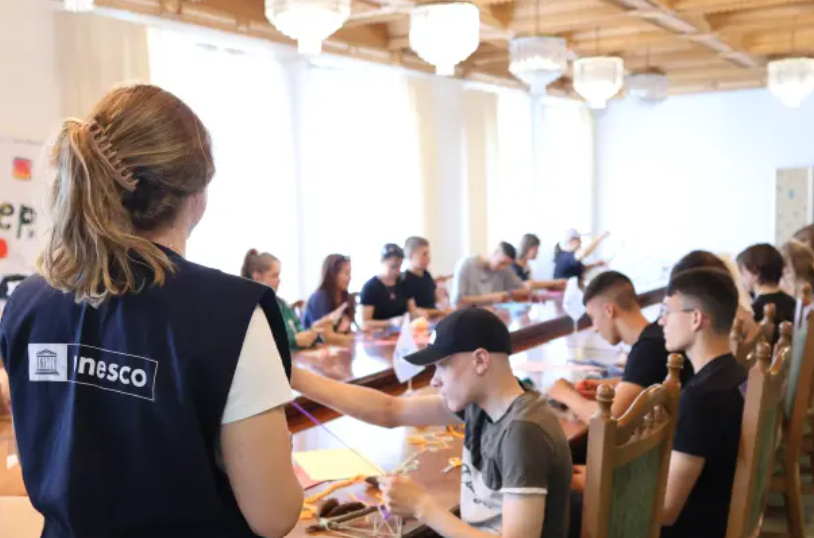 Các chuyên gia tâm lý đã tạo ra nhiều trò chơi và hoạt động tương tác. Ảnh: UNESCO
