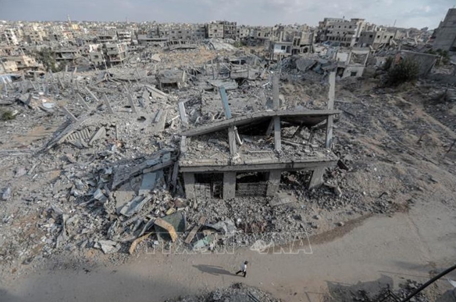 Cảnh đổ nát sau các cuộc không kích của Israel xuống Dải Gaza. Ảnh: THX/TTXVN