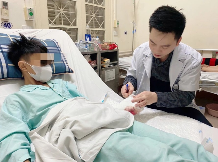 Bệnh nhân G.B, 12 tuổi được bác sỹ thăm khám sau phẫu thuật.