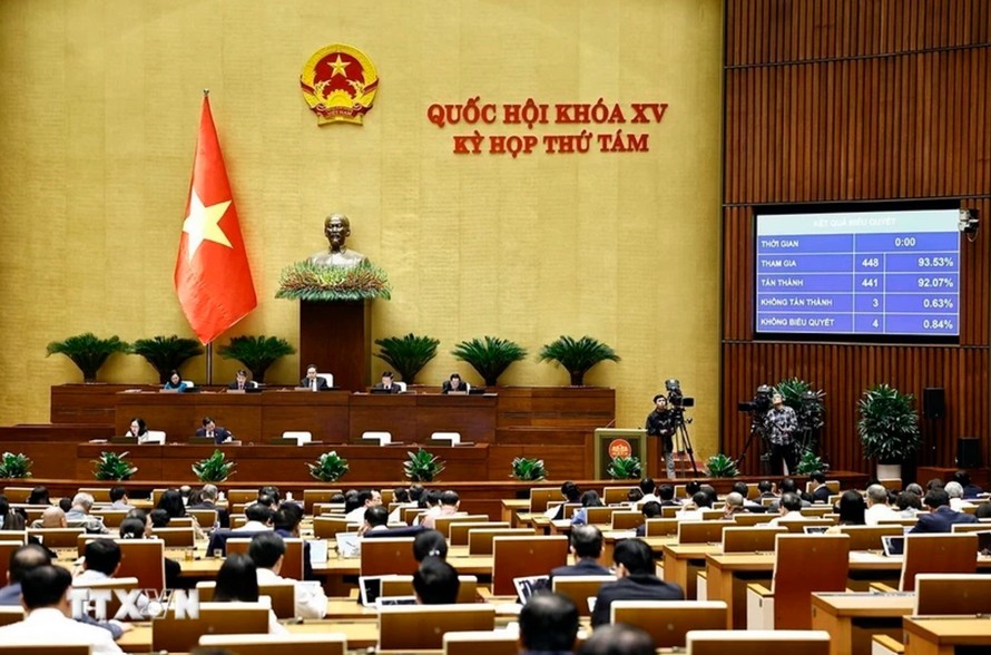 Quốc hội biểu quyết thông qua Luật Đầu tư công (sửa đổi). Ảnh: Doãn Tấn/TTXVN