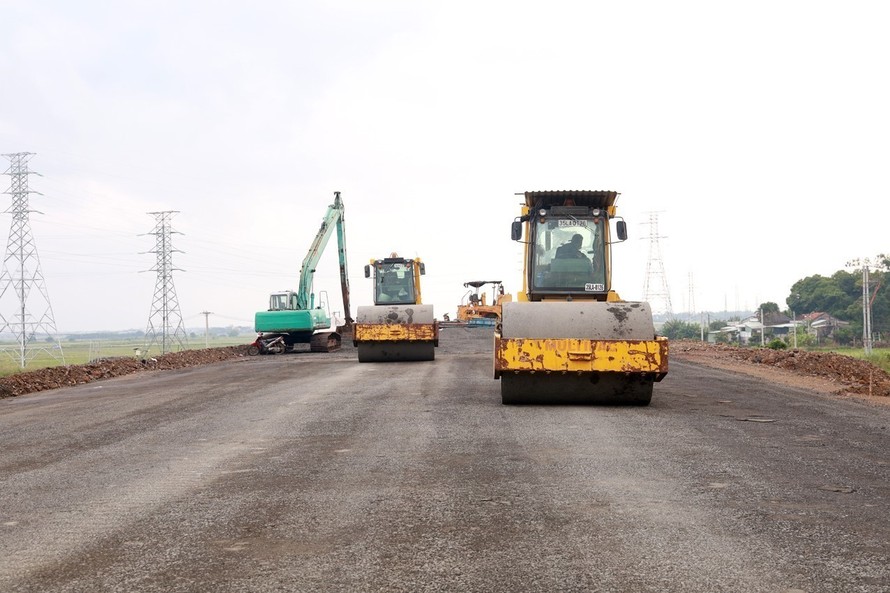 Thi công mặt đường cao tốc tại dự án thành phần Chí Thạnh - Vân Phong. Ảnh: Xuân Triệu/TTXVN