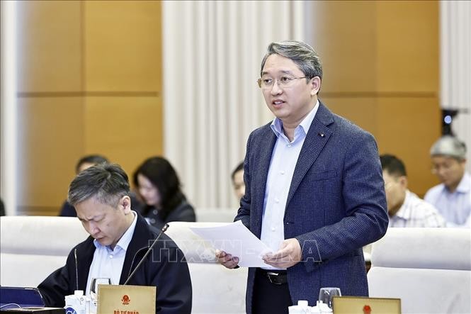 Bộ trưởng Bộ Tư pháp Nguyễn Hải Ninh trình bày báo cáo. Ảnh: Doãn Tấn/TTXVN