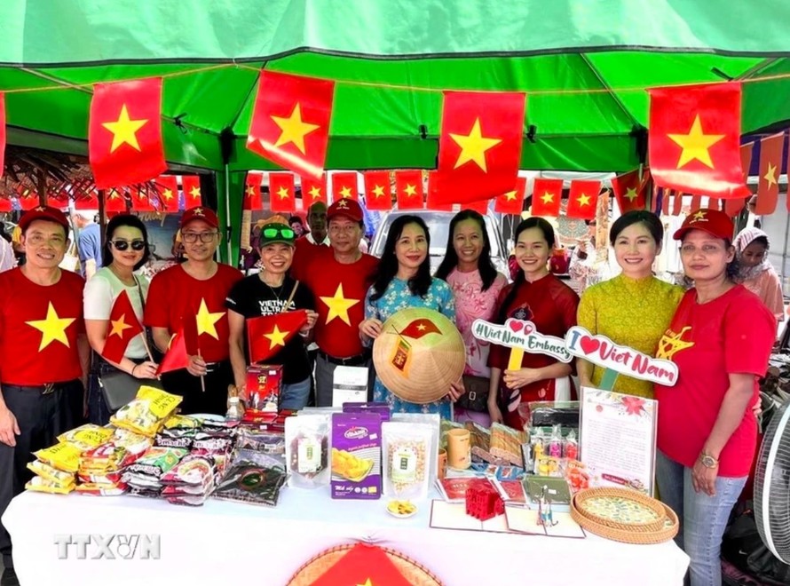 Cán bộ nhân viên Đại sứ quán và cộng đồng người Việt Nam tham gia phục vụ gian hàng lưu niệm và phở tại Lễ hội. Ảnh: TTXVN phát)