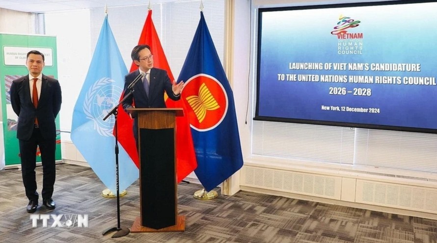 Thứ trưởng Bộ Ngoại giao Đỗ Hùng Việt và Đại sứ, Trưởng phái đoàn Việt Nam tại Liên hợp quốc Đặng Hoàng Giang (trái) tại buổi lễ. Ảnh: TTXVN phát