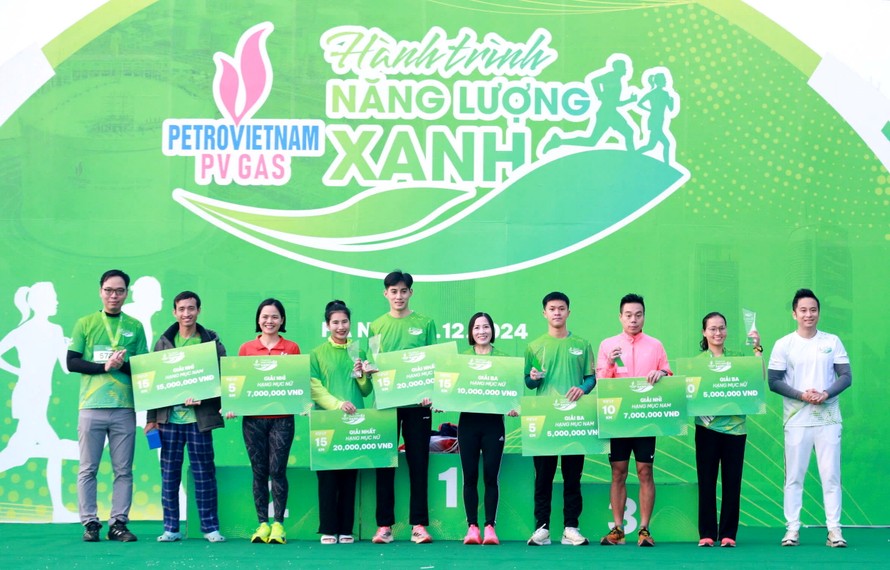 Trao nhiều giải thưởng cho các VĐV đạt thành tích xuất sắc ở các cự ly