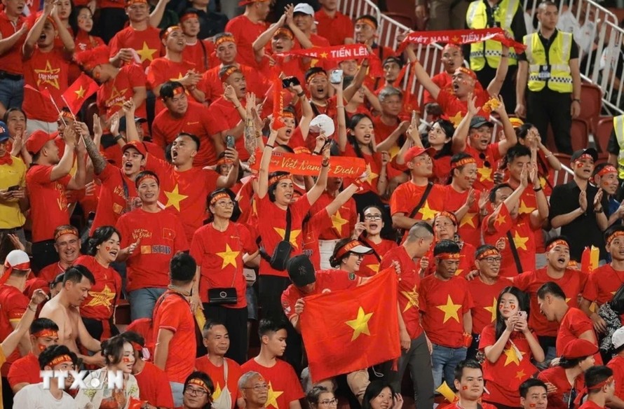 Niềm vui của cổ động viên Việt Nam khi đội nhà san bằng tỷ số 2-2. Ảnh: Minh Quyết/TTXVN