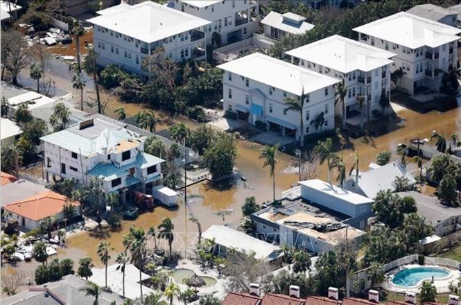 Ngập lụt sau khi bão Milton đổ bộ Siesta Key, Florida. Ảnh: REUTERS/TTXVN