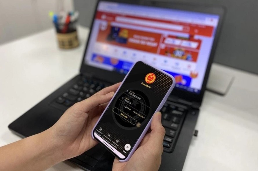 Cơ quan Thuế có quyền yêu cầu các cơ quan, tổ chức có liên quan bao gồm sàn giao dịch thương mại điện tử, ngân hàng thương mại, đơn vị vận chuyển…. cung cấp các thông tin liên quan phục vụ mục đích thanh tra, kiểm tra xác định nghĩa vụ thuế phải nộp của người nộp thuế. Ảnh: Vietnam+