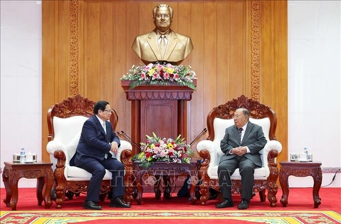 Thủ tướng Phạm Minh Chính gặp nguyên Tổng Bí thư, Chủ tịch nước Lào Bounnhang Vorachith. Ảnh: Dương Giang/TTXVN