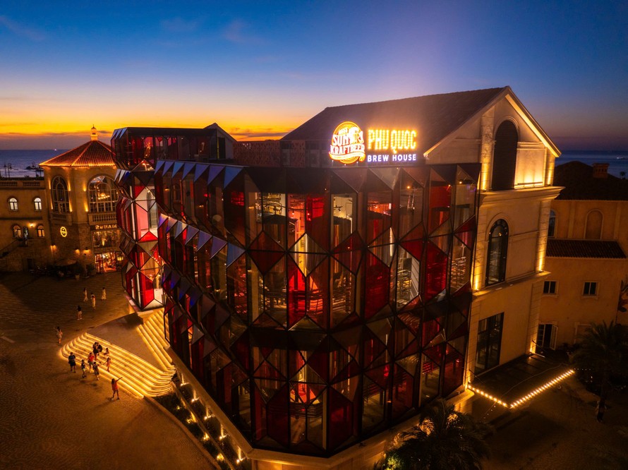 Phu Quoc Brew House rực rỡ trong ánh hoàng hôn.