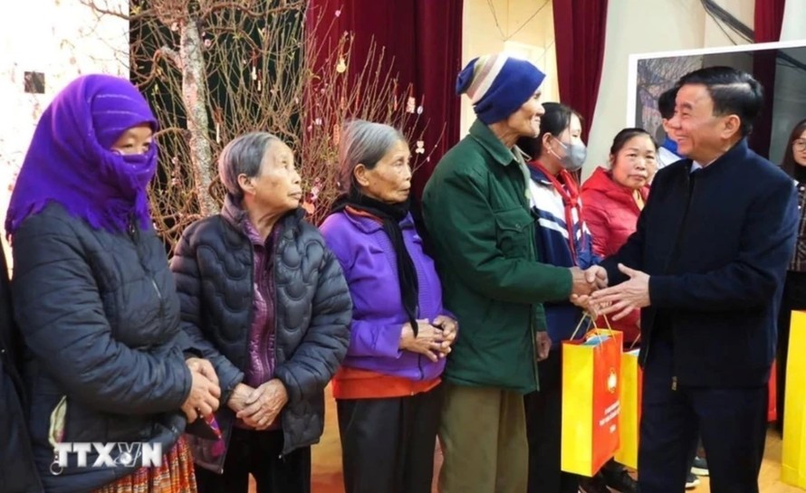 Ông Trần Cẩm Tú trao quà cho các hộ nghèo, gia đình chính sách, người có công, hộ có nhà bị sập đổ hoàn toàn do bão số 3 ở huyện Bảo Yên (Lào Cai). Ảnh: TTXVN phát