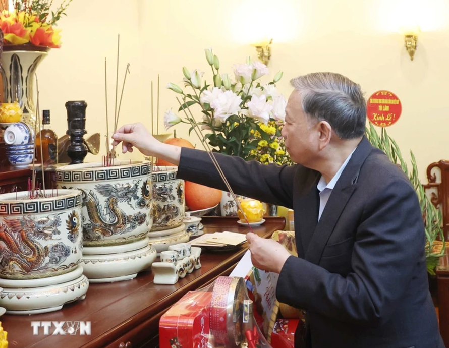 Tổng Bí thư Tô Lâm thắp hương tưởng nhớ Tổng Bí thư Lê Khả Phiêu. Ảnh: Thống Nhất/TTXVN