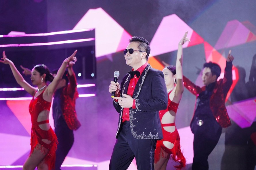 Shark Phạm Thanh Hưng với màn trình diễn Khúc Nhạc Vui làm “bùng nổ” sân khấu Cen Group.