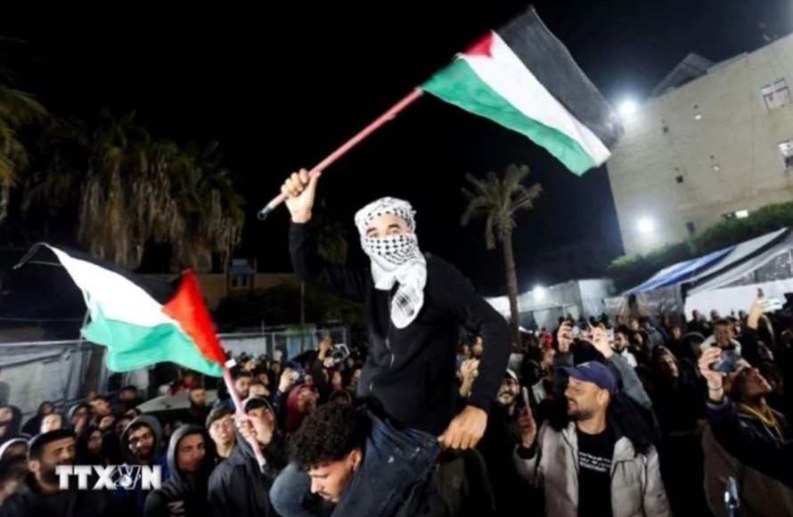 Người dân tại Dải Gaza vui mừng sau khi lực lượng Hamas và Israel đạt được thỏa thuận ngừng bắn. Ảnh: Reuters/TTXVN