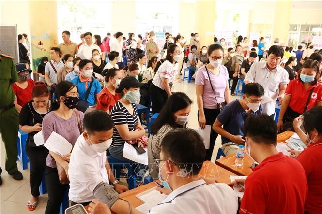 Đông đảo người dân tham gia hiến máu hưởng ứng "Ngày toàn dân hiến máu tình nguyện" tại Thành phố Hồ Chí Minh, ngày 7/4/2023. (Ảnh tư liệu)