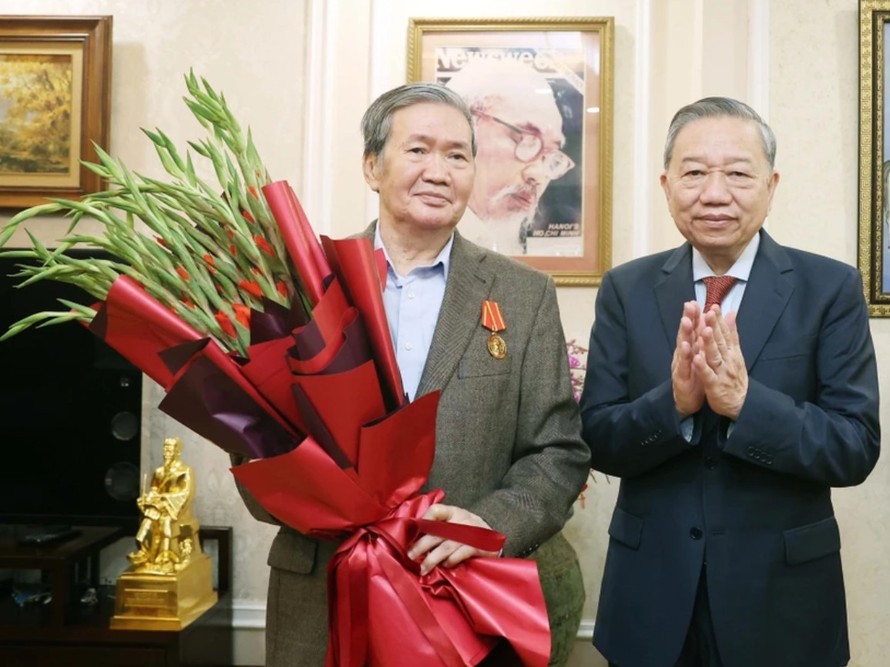 Thay mặt lãnh đạo Đảng, Nhà nước, Tổng Bí thư Tô Lâm trao Huân chương Hồ Chí Minh tặng đồng chí Đinh Thế Huynh. Ảnh: Thống Nhất/ TTXVN