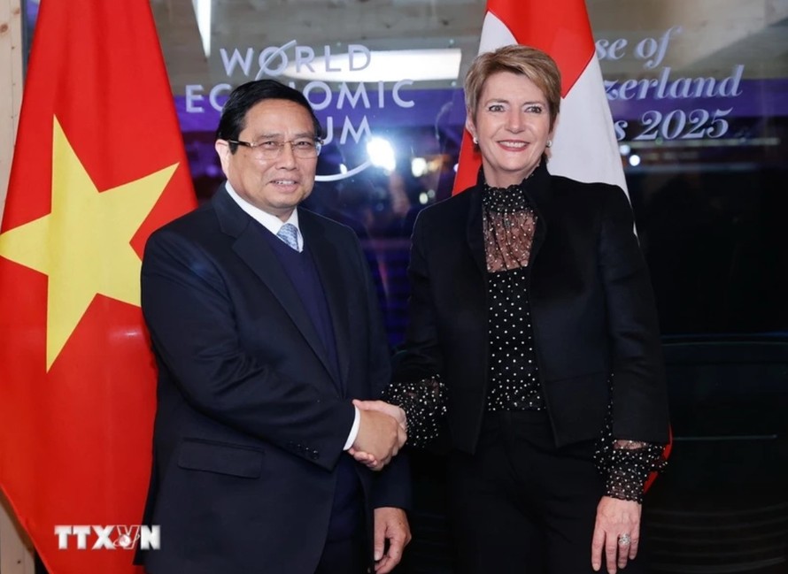 Thủ tướng Phạm Minh Chính và Tổng thống Thụy Sĩ Karin Keller-Sutter. Ảnh: Dương Giang/TTXVN