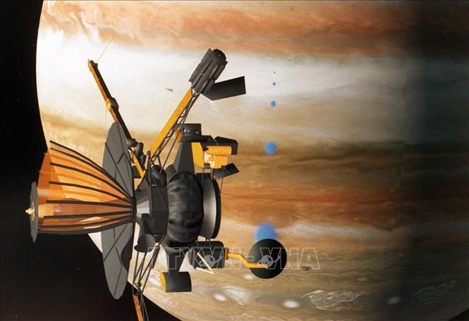 Hình ảnh mô phỏng tàu vũ trụ Galileo bay quanh sao Mộc. Ảnh tư liệu: AFP/TTXVN