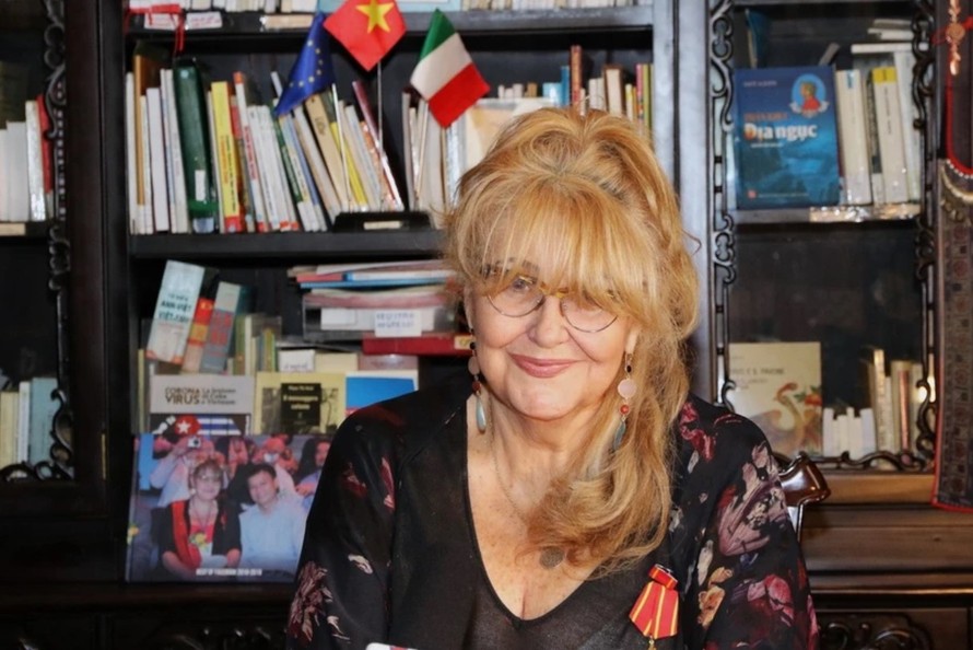 Bà Sandra Scagliotti, nhà Việt Nam học, Lãnh sự Danh dự Việt Nam tại Turin và Genoa trả lời phỏng vấn của phóng viên TTXVN. Ảnh: Thanh Hải/TTXVN