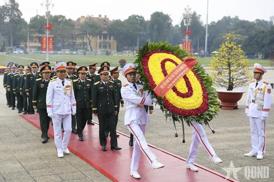 Đoàn đại biểu Quân ủy Trung ương, Bộ Quốc phòng dâng hoa, vào Lăng viếng Chủ tịch Hồ Chí Minh. Ảnh: Báo Quân đội Nhân dân