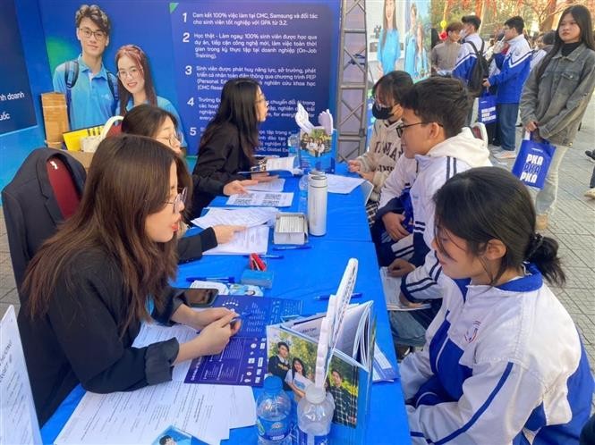 Thí sinh nghe tư vấn ngày hội tư vấn hướng nghiệp 2025 được tổ chức tại Thanh Hóa. Ảnh: Khiếu Tư/TTXVN